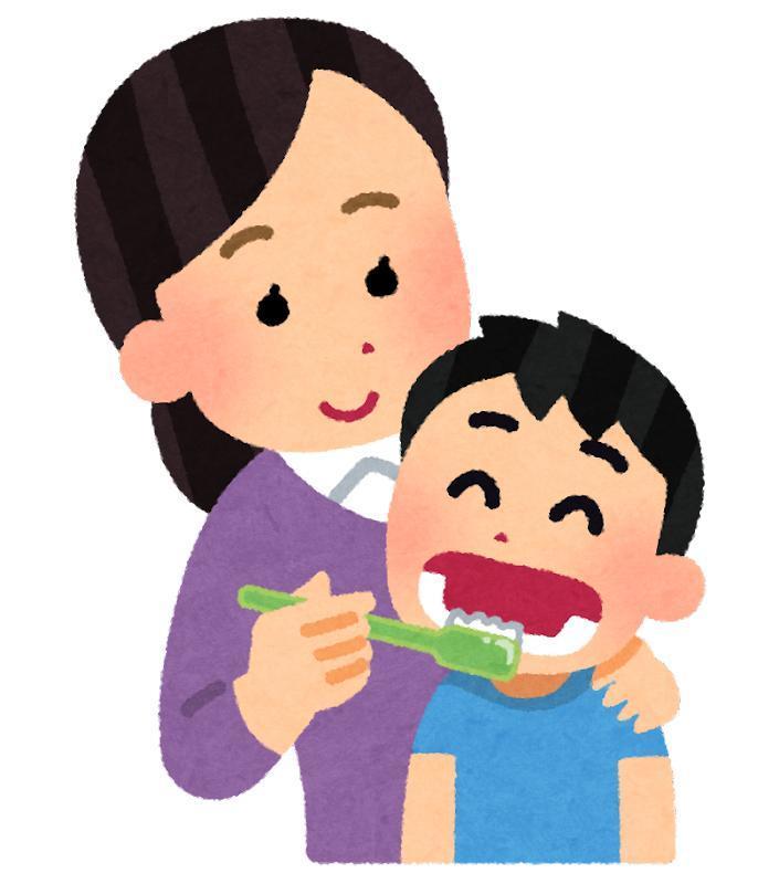 保護者が小学生の子どもに仕上げ磨きをしている様子