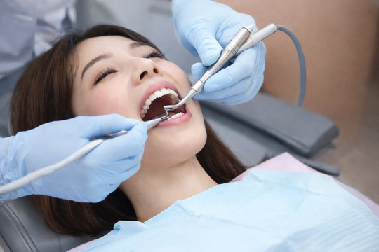 歯のクリーニングと歯石除去の処置