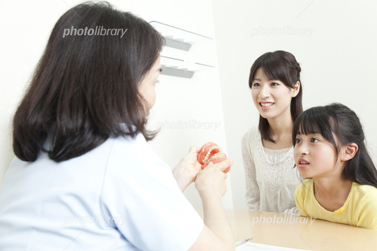 子どもの歯並びについて歯科医院で相談する親子